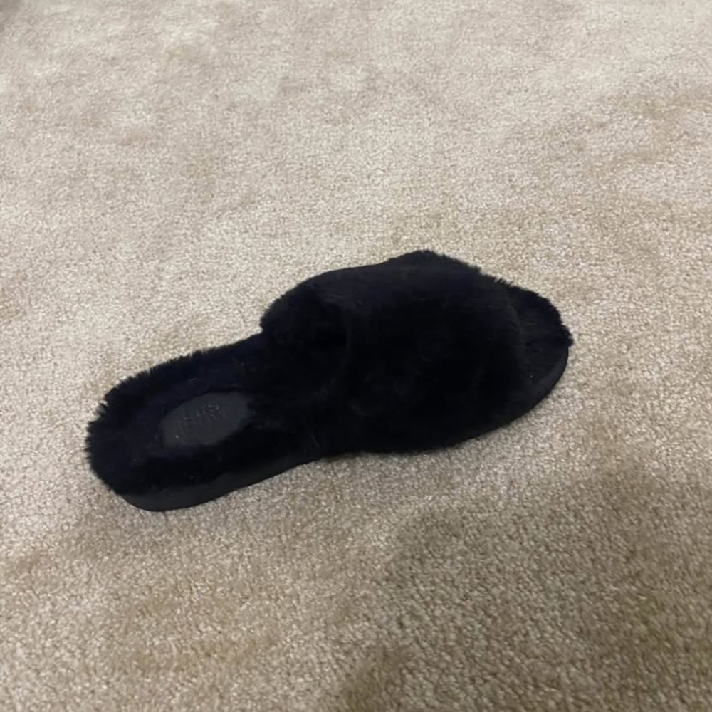 Women's Black Fuzzy Slippers
